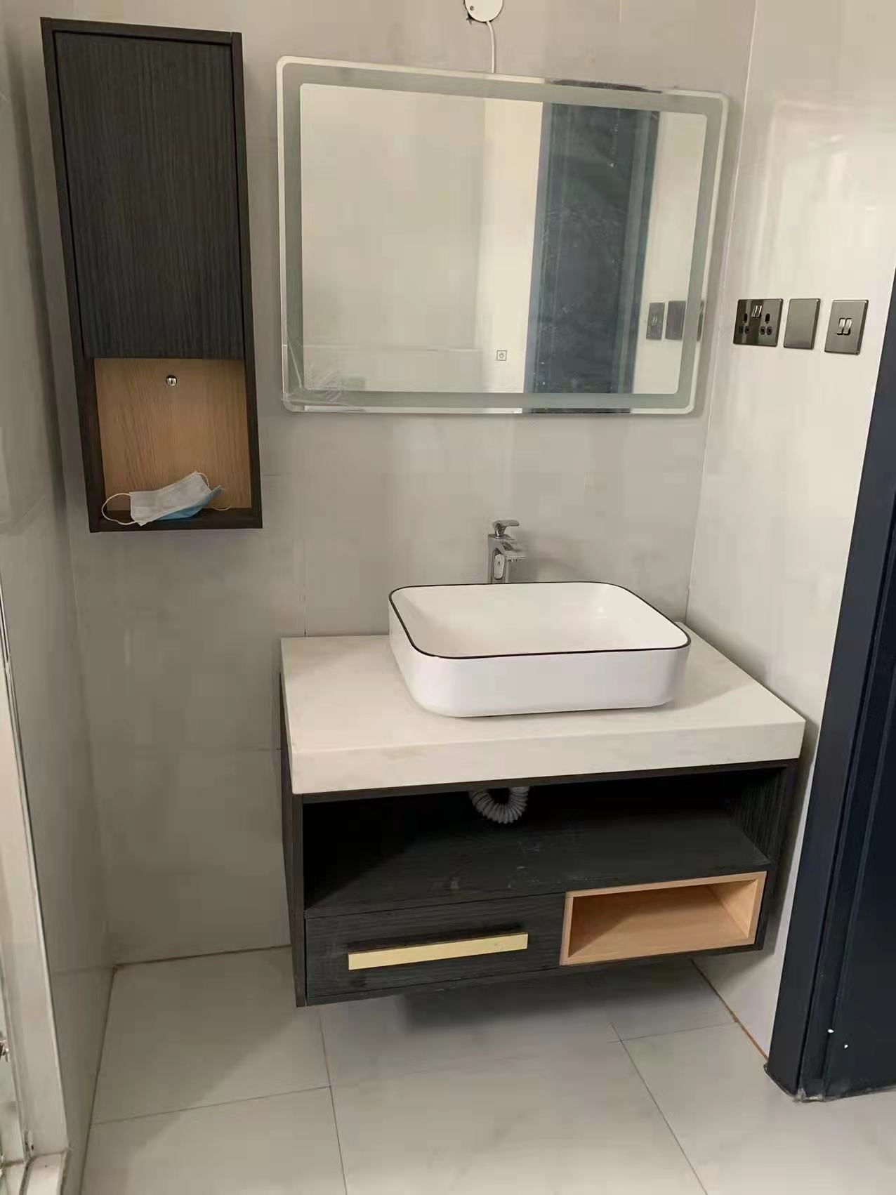Compact Vanity and Mirror Set