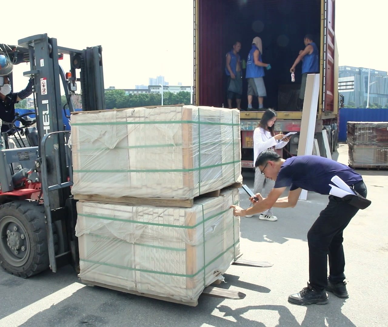 Container loading of export cartons with room-by-room labels for a cabinet project